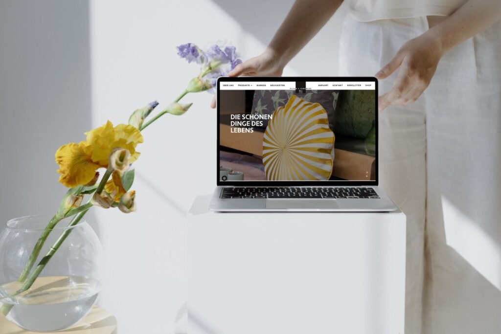 Foto eines Macbooks mit beispielhaftem Webdesign und Webentwicklung in WordPress